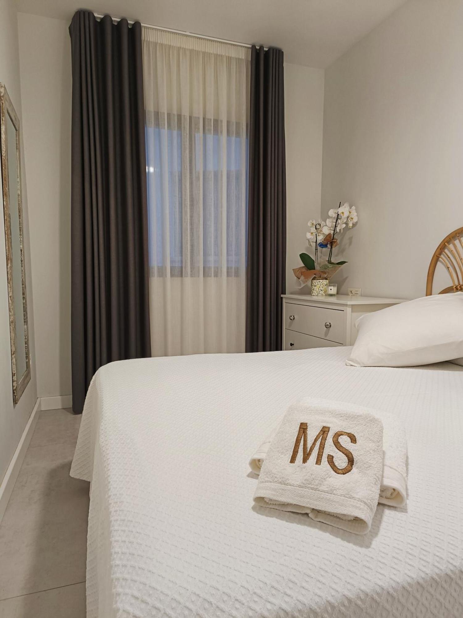 Apartamentos Madreselva Fernan Perez Bagian luar foto