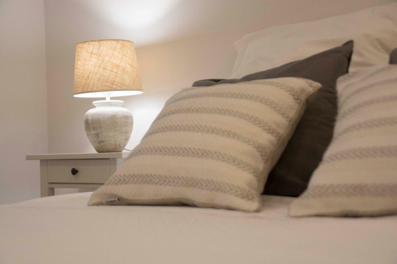 Apartamentos Madreselva Fernan Perez Bagian luar foto